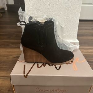 NEW NEVER WORN black Crown Vintage boots